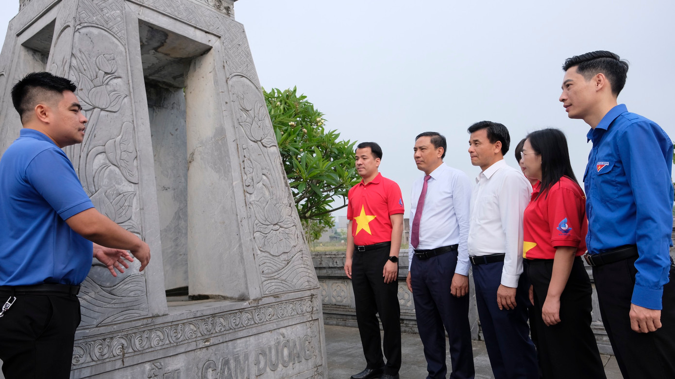 Đoàn đại biểu tham quan Khu di tích cách mạng Soi Lần là nơi thành lập chi bộ Đảng Cộng sản Đông Dương đầu tiên của tỉnh Lào Cai. Ảnh: Châu Linh