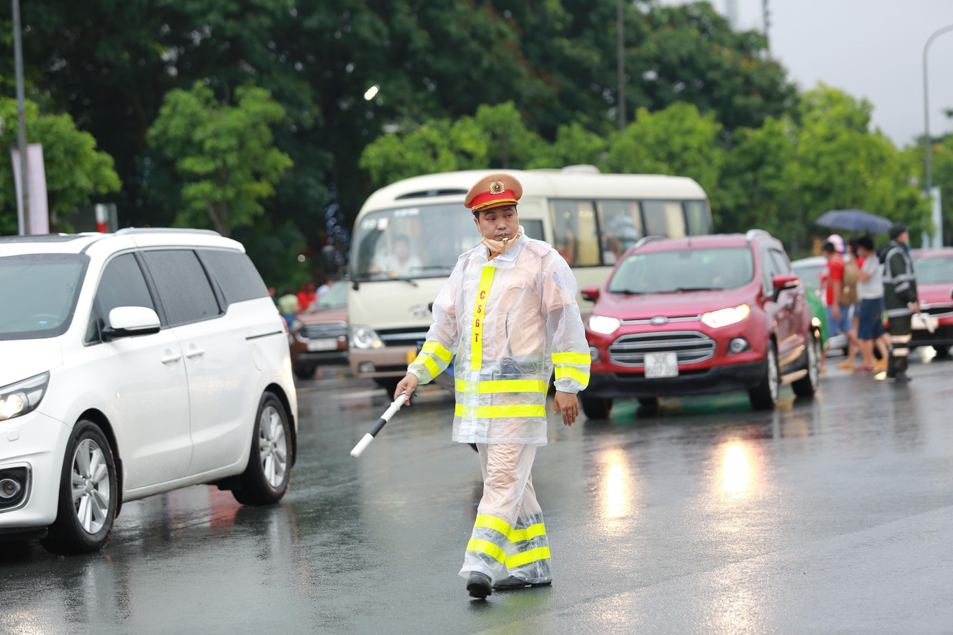 Thiếu tá Nguyễn Công An chia sẻ với Tiền Phong: "Điều kiện thời tiết không thuận lợi đã khiến lực lượng cảnh sát giao thông gặp một số khó khăn. Chúng tôi đã huy động 100% lực lượng để điều tiết lượng lớn phương tiện giao thông". Thiếu tá Nguyễn Công An chia sẻ với Tiền Phong: "Điều kiện thời tiết không thuận lợi đã khiến lực lượng cảnh sát giao thông gặp một số khó khăn. Chúng tôi đã huy động 100% lực lượng để điều tiết lượng lớn phương tiện giao thông".