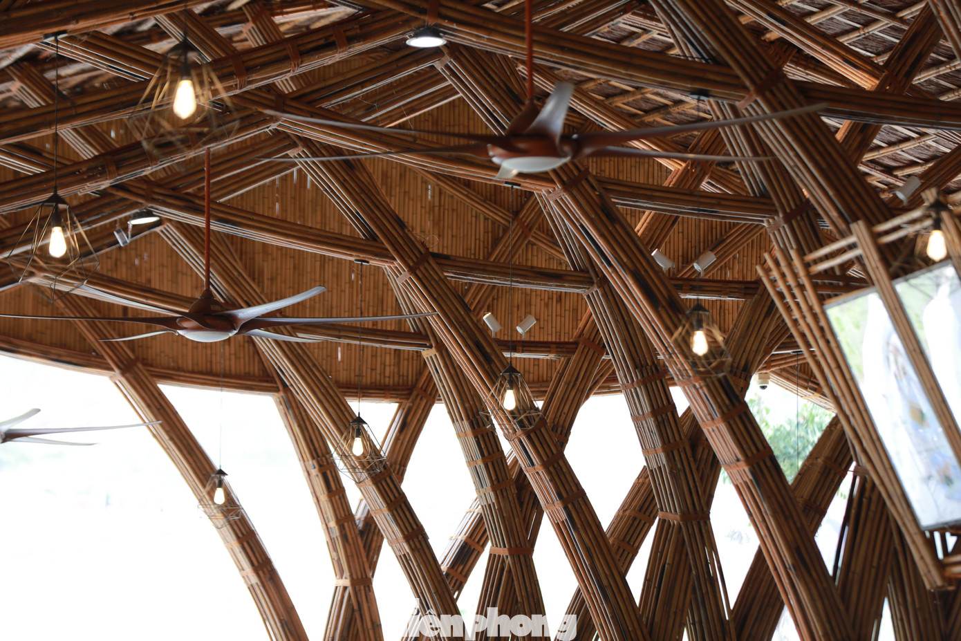 60.000 cây tre tầm vông vận chuyển từ Tây Nam Bộ được các kiến trúc sư kỳ công tạo hình thành một nhà tre nổi bật giữa đại ngàn Tây Bắc.