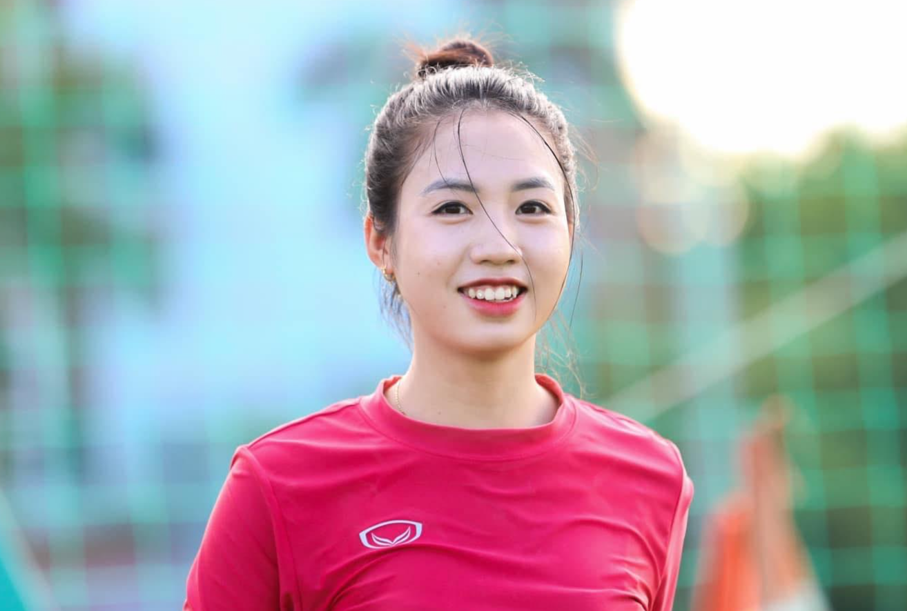 Nụ cười rạng rỡ của nữ cầu thủ 10x Nụ cười rạng rỡ của nữ cầu thủ 10x