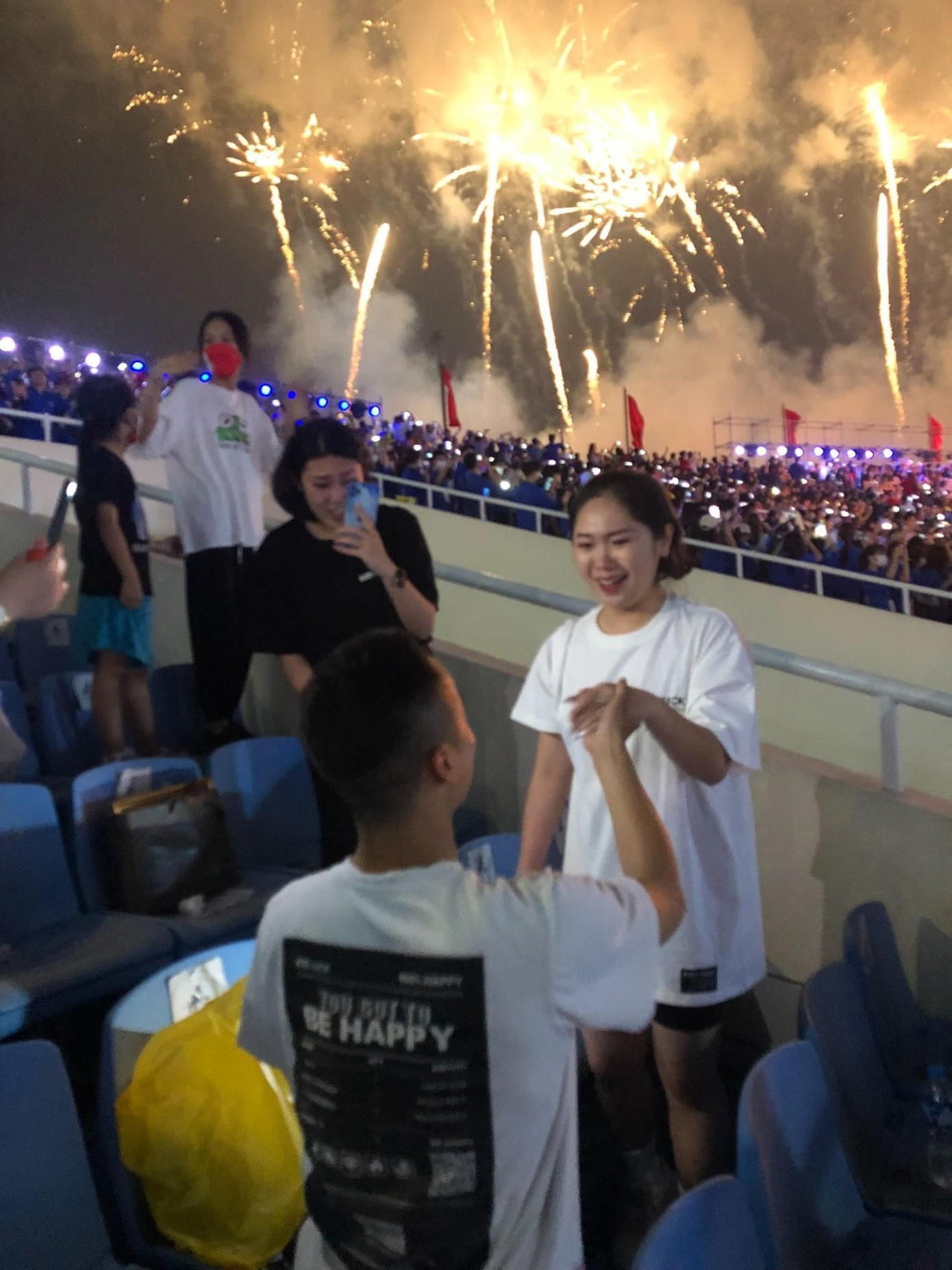 Hình ảnh của đôi bạn trẻ nhanh chóng được các tình nguyện viên ghi lại. Hình ảnh của đôi bạn trẻ nhanh chóng được các tình nguyện viên ghi lại.