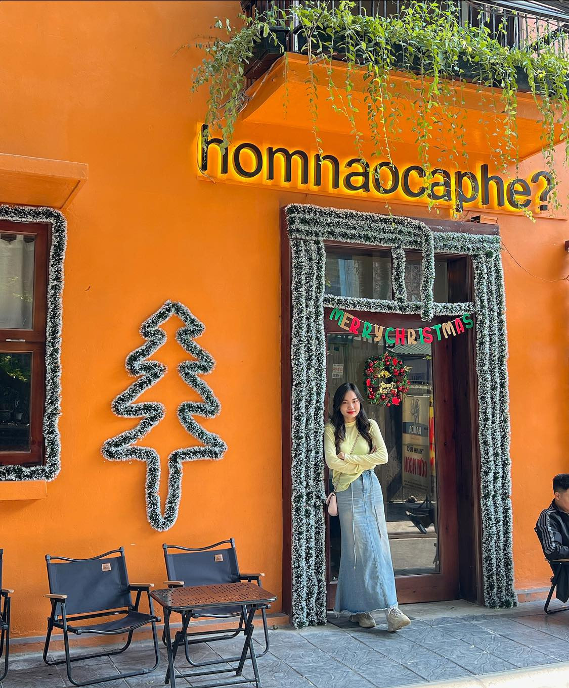 Lễ Giáng Sinh còn được gọi là lễ Thiên Chúa giáng sinh, Christmas, Xmas hay Noel (từ tiếng Pháp Noël, là viết tắt từ gốc Emmanuel, nghĩa là "Thiên Chúa ở cùng chúng ta"). Đây là một ngày lễ kỷ niệm ngày Chúa Giê-su sinh ra đời của phần lớn người theo đạo Thiên Chúa. Qua thời gian, lễ Giáng Sinh trở thành một ngày lễ quốc tế và được đông đảo người dân, bạn trẻ hưởng ứng, là thời gian tận hưởng những khoảnh khắc ấm áp vui vẻ bên bạn bè, người thân. Lễ Giáng Sinh còn được gọi là lễ Thiên Chúa giáng sinh, Christmas, Xmas hay Noel (từ tiếng Pháp Noël, là viết tắt từ gốc Emmanuel, nghĩa là "Thiên Chúa ở cùng chúng ta"). Đây là một ngày lễ kỷ niệm ngày Chúa Giê-su sinh ra đời của phần lớn người theo đạo Thiên Chúa. Qua thời gian, lễ Giáng Sinh trở thành một ngày lễ quốc tế và được đông đảo người dân, bạn trẻ hưởng ứng, là thời gian tận hưởng những khoảnh khắc ấm áp vui vẻ bên bạn bè, người thân.