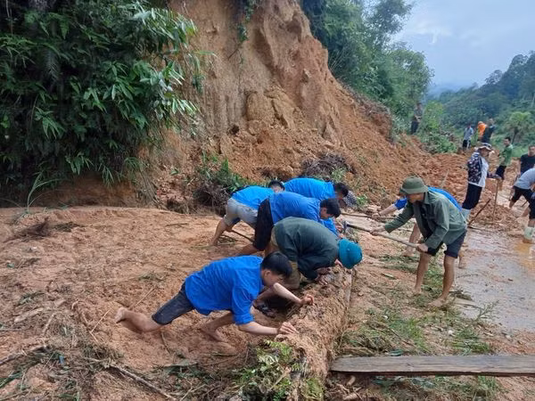Đoàn viên, thanh niên triển khai các phần việc thiết thực, hỗ trợ khắc phục hậu quả do thiên tai tại xã Thuận Hòa và xã Thanh Thủy. Ảnh: Huyện Đoàn Vị Xuyên