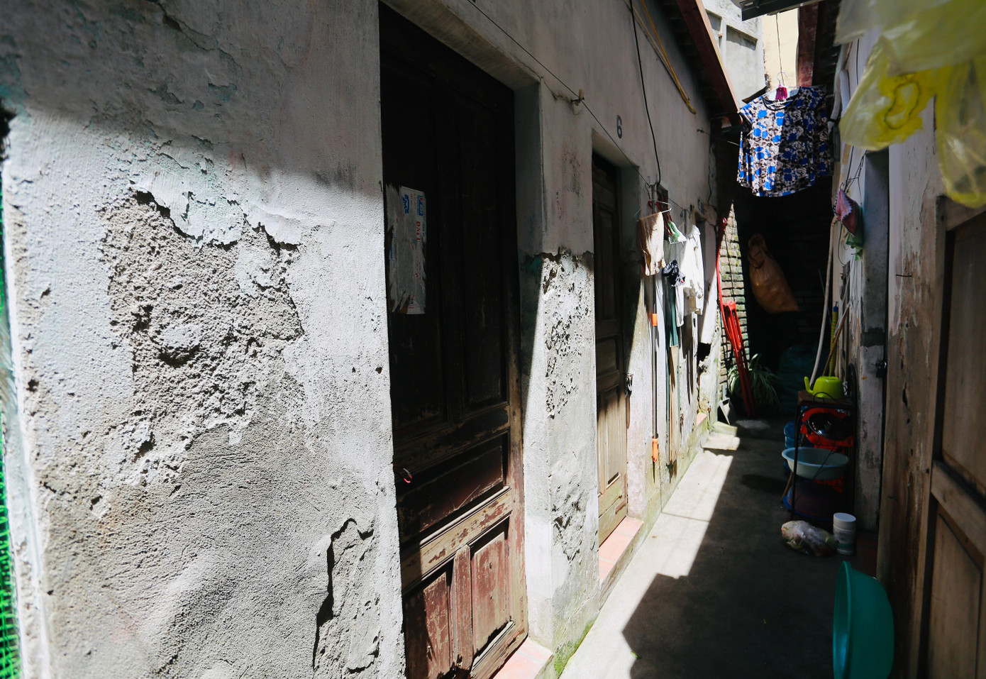 Vào những ngày thời tiết nắng nóng đỉnh điểm, nhiều phòng trọ tại xóm chạy thận 'cửa đóng then cài' bởi một số bệnh nhân trong xóm chạy thận vẫn tranh thủ đi chạy grap, bán trà đá vỉa hè để kiếm thêm thu nhập. Với họ, nếu nói nắng nóng ở nhà nghỉ thì còn nóng hơn, đi chạy xe ôm thì có thể 'tá túc' ở đâu đó nhiều cây cối, gặp nhiều người cùng "kêu ca" về thời tiết ngày hè có lẽ sẽ thoải mái hơn vì tìm được người đồng cảm. Vào những ngày thời tiết nắng nóng đỉnh điểm, nhiều phòng trọ tại xóm chạy thận 'cửa đóng then cài' bởi một số bệnh nhân trong xóm chạy thận vẫn tranh thủ đi chạy grap, bán trà đá vỉa hè để kiếm thêm thu nhập. Với họ, nếu nói nắng nóng ở nhà nghỉ thì còn nóng hơn, đi chạy xe ôm thì có thể 'tá túc' ở đâu đó nhiều cây cối, gặp nhiều người cùng "kêu ca" về thời tiết ngày hè có lẽ sẽ thoải mái hơn vì tìm được người đồng cảm.