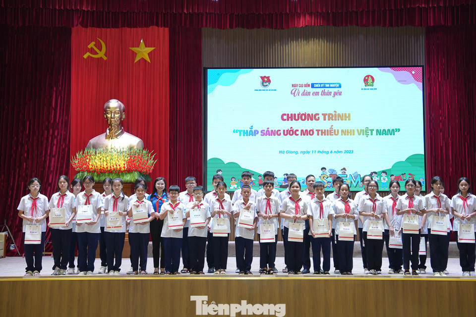 Chương trình “Thắp sáng ước mơ thiếu nhi Việt Nam” diễn ra sáng 11/6. Chương trình “Thắp sáng ước mơ thiếu nhi Việt Nam” diễn ra sáng 11/6.