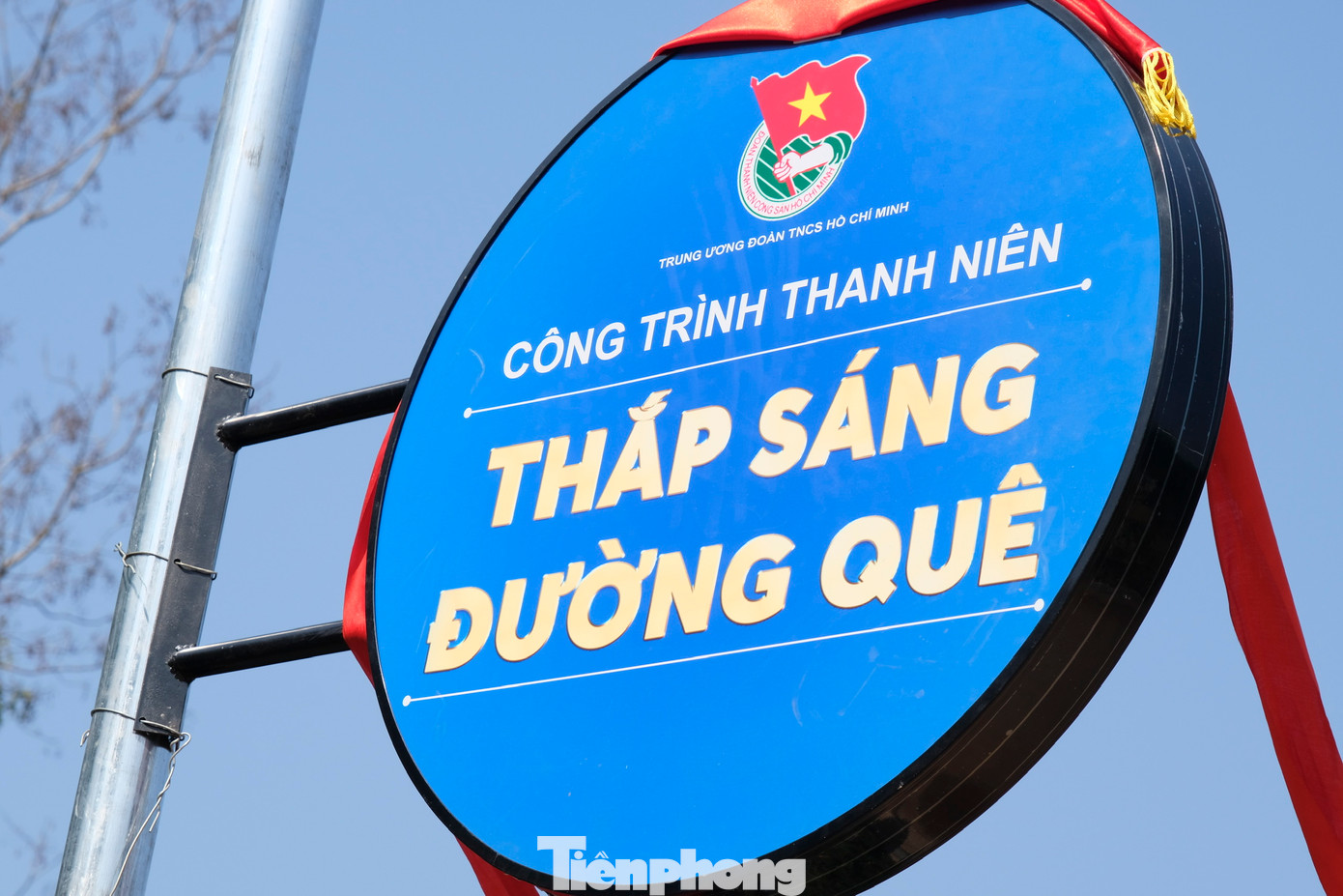 Trong khuôn khổ chương trình Lễ phát động Tết trồng cây, T.Ư Đoàn TNCS Hồ Chí Minh đã trao tặng 10 tỷ đồng từ nguồn vốn 120; mô hình sinh kế giảm nghèo trị giá 1 tỷ đồng; 1 công trình “Thắp sáng đường quê”, 1 nhà nhân ái, 1 sàn nông sản trên vũ trụ ảo Metaverse, 1 sân chơi cộng đồng, 3 nhà vệ sinh cho em. Ảnh: Châu Linh