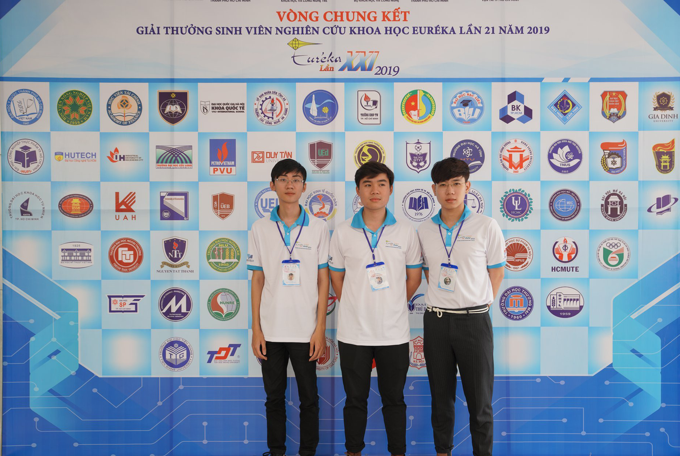 Thái Sơn (ngoài cùng bên phải) tại cuộc thi &quot;Giải thưởng sinh viên nghiên cứu khoa học Eureka 2019&quot;.