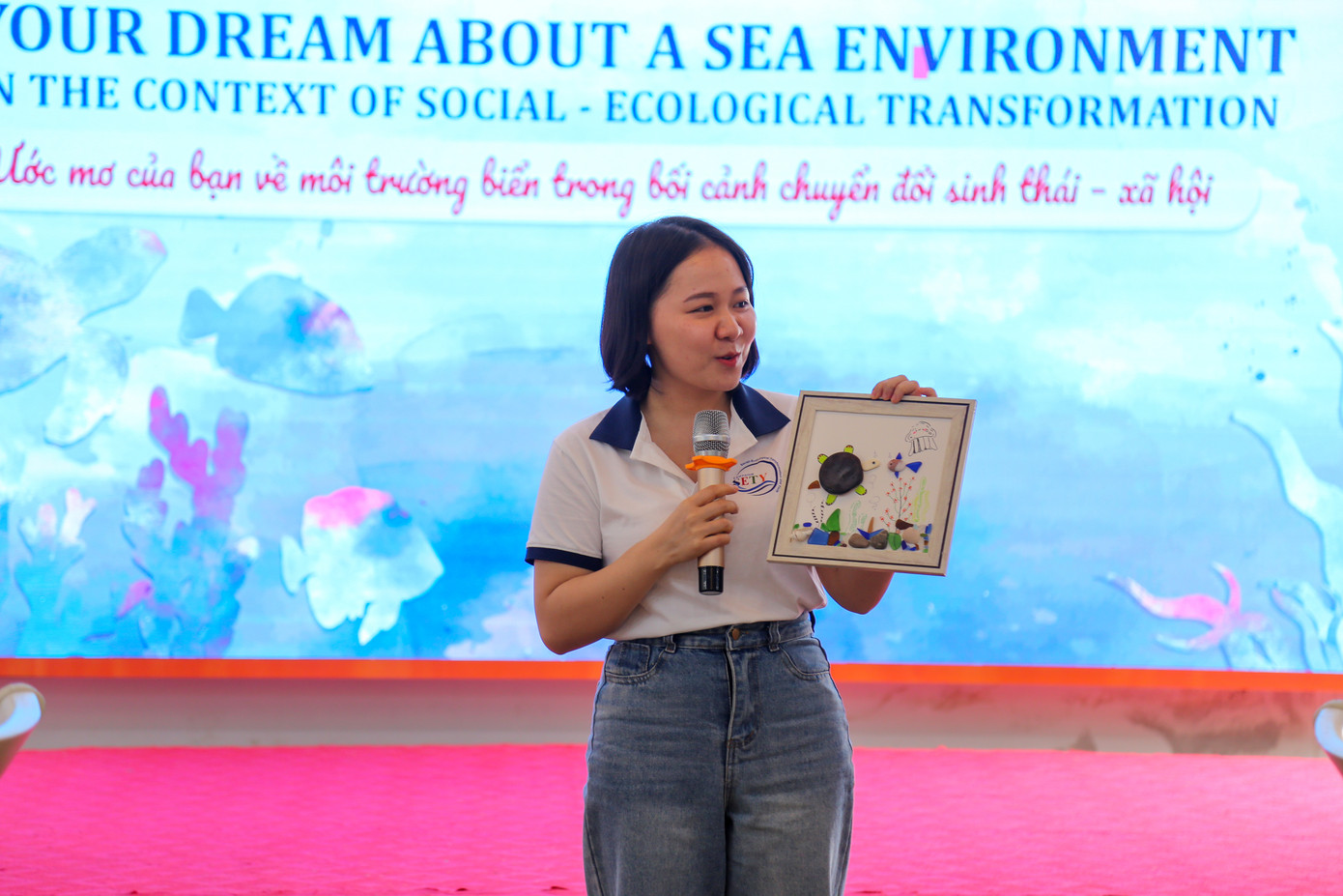 Học viên sôi nổi thảo luận tại trại hè. Học viên sôi nổi thảo luận tại trại hè.