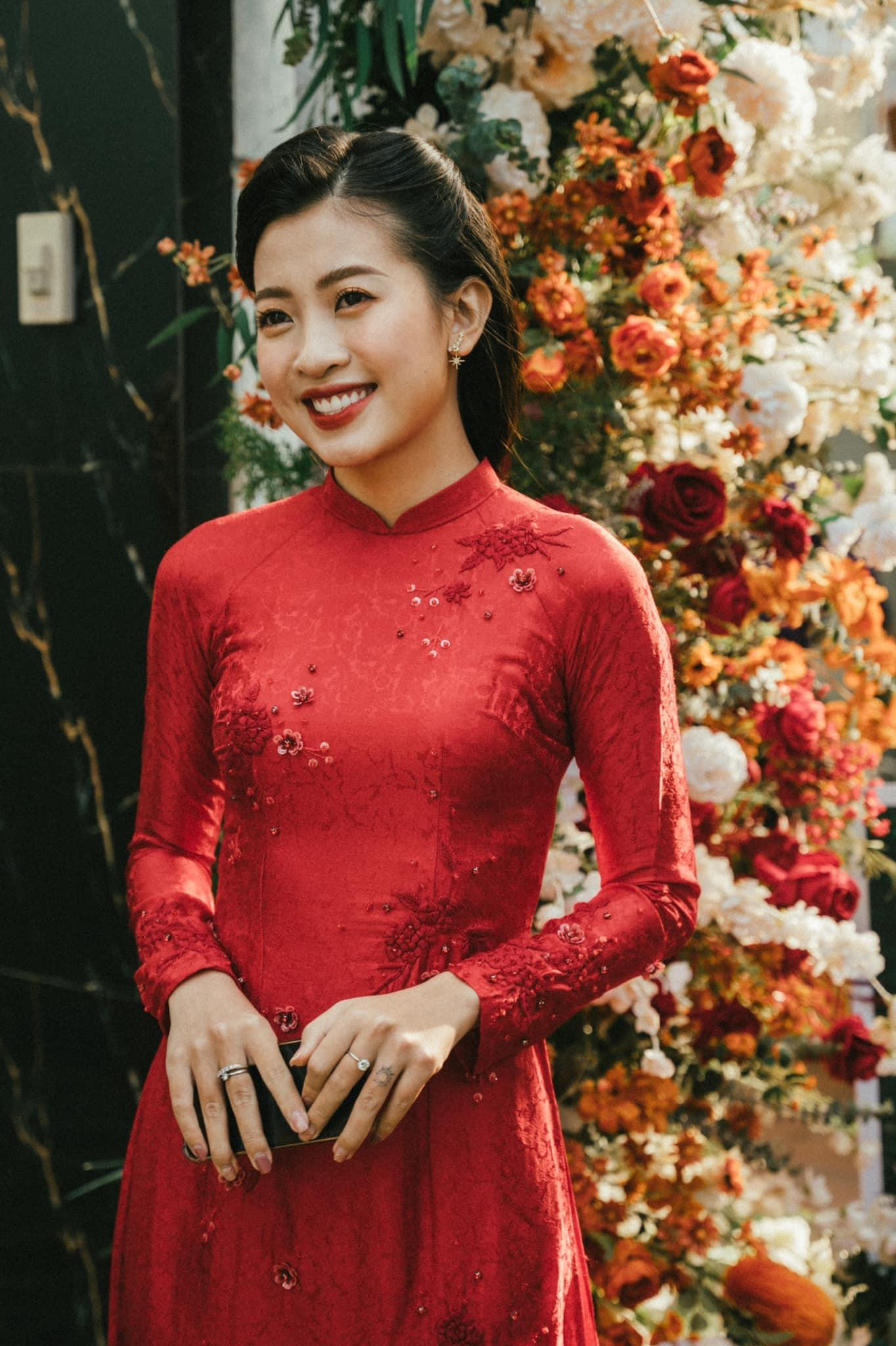 MC sở hữu nhan sắc xinh đẹp, nụ cười tươi và giọng nói truyền cảm. MC sở hữu nhan sắc xinh đẹp, nụ cười tươi và giọng nói truyền cảm.