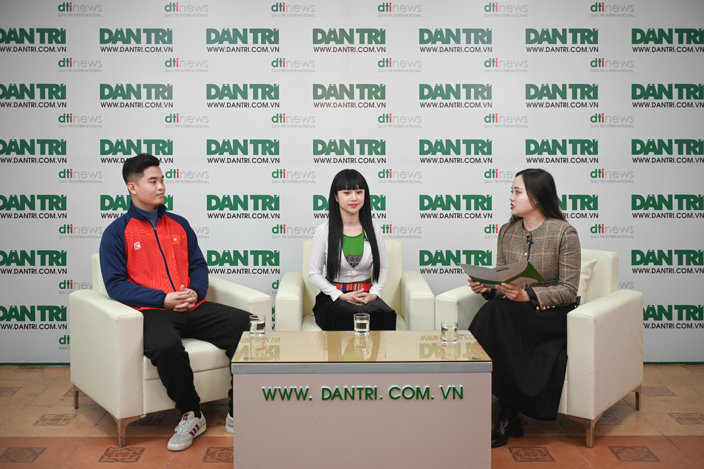 Chiều 4/3, Báo Dân Trí tổ chức giao lưu trực tuyến với 2 đề cử Giải thưởng Gương mặt trẻ Việt Nam tiêu biểu năm 2023. Ảnh: Thành Đông