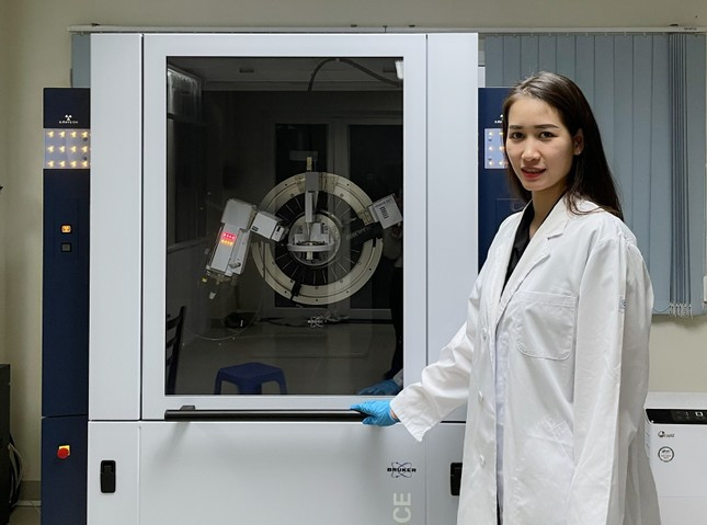 Trước đó, chị đã nhận học bổng và đi du học chương trình cao học, nghiên cứu sinh ngành Vật liệu Y sinh của Đại học Ajou, Hàn Quốc. Trước đó, chị đã nhận học bổng và đi du học chương trình cao học, nghiên cứu sinh ngành Vật liệu Y sinh của Đại học Ajou, Hàn Quốc.