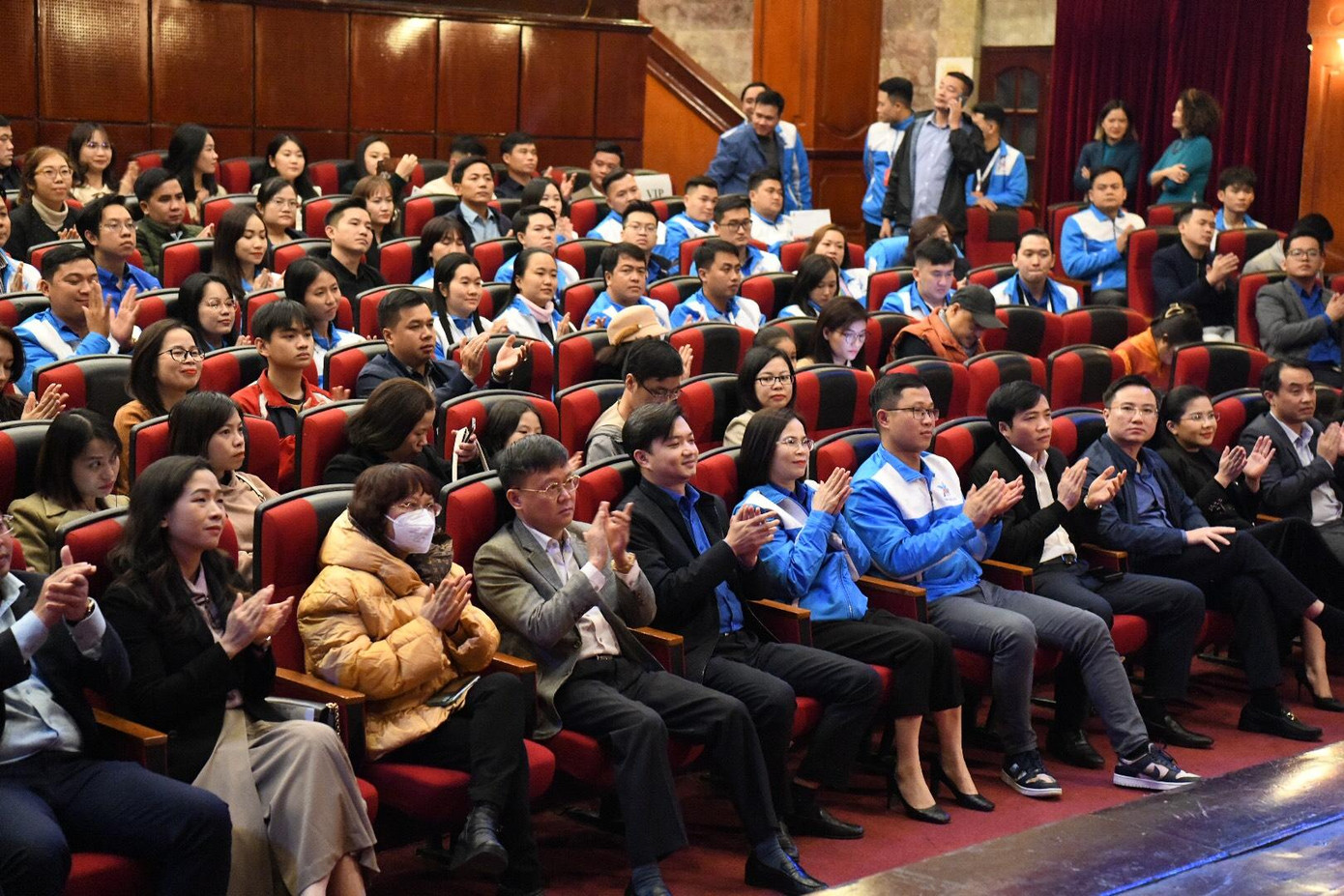 Các đại biểu tham dự chương trình công diễn vở kịch &quot;Sống mãi tuổi mười bảy&quot;. Ảnh: Châu Linh