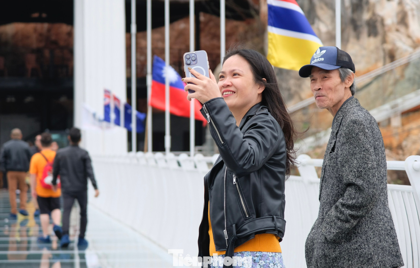 Tranh thủ livestream cho người thân xem và ngắm cảnh núi rừng hùng vĩ từ trên cao. Ảnh: Châu Linh