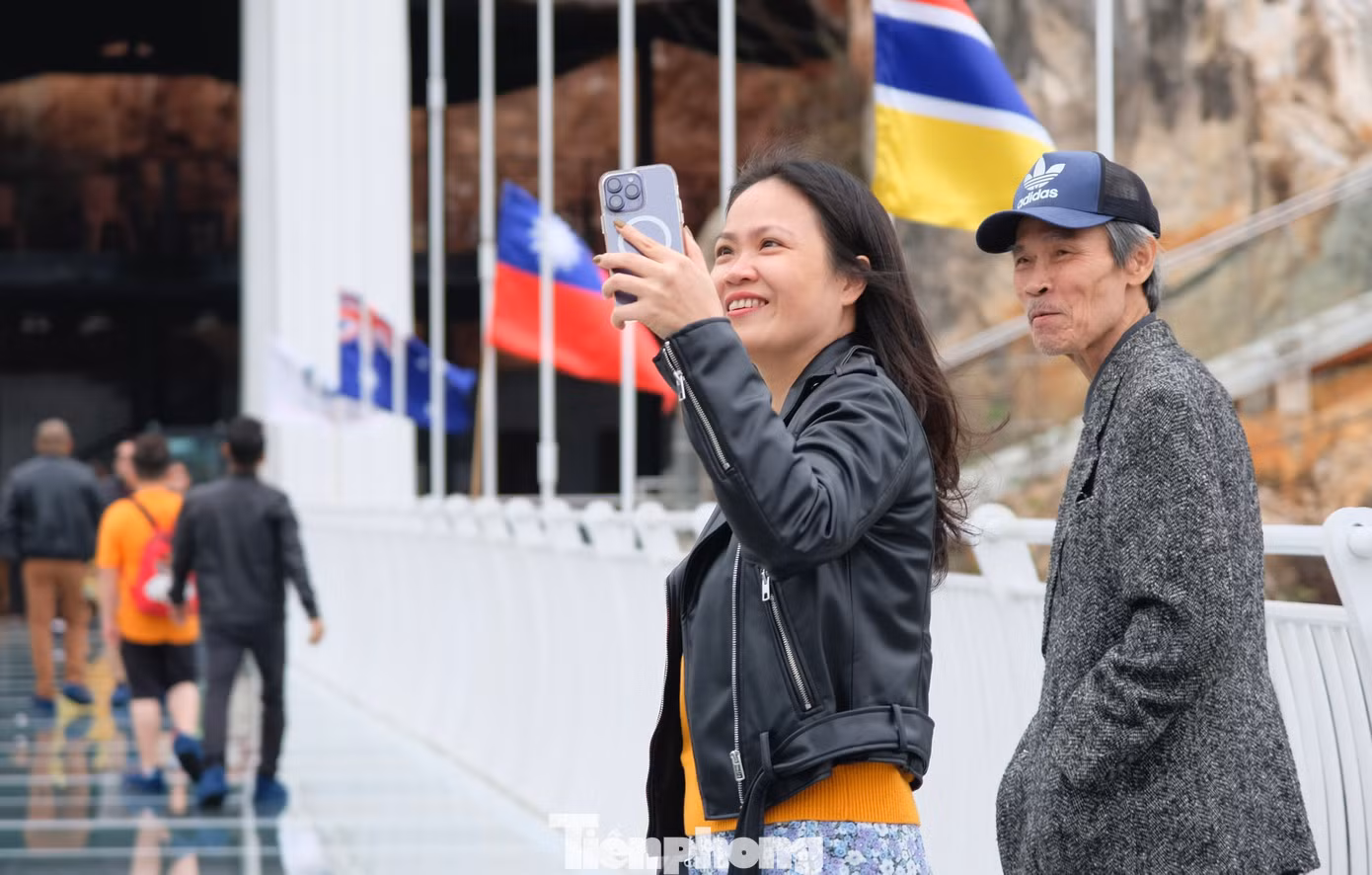 Tranh thủ livestream cho người thân xem và ngắm cảnh núi rừng hùng vĩ từ trên cao. Ảnh: Châu Linh