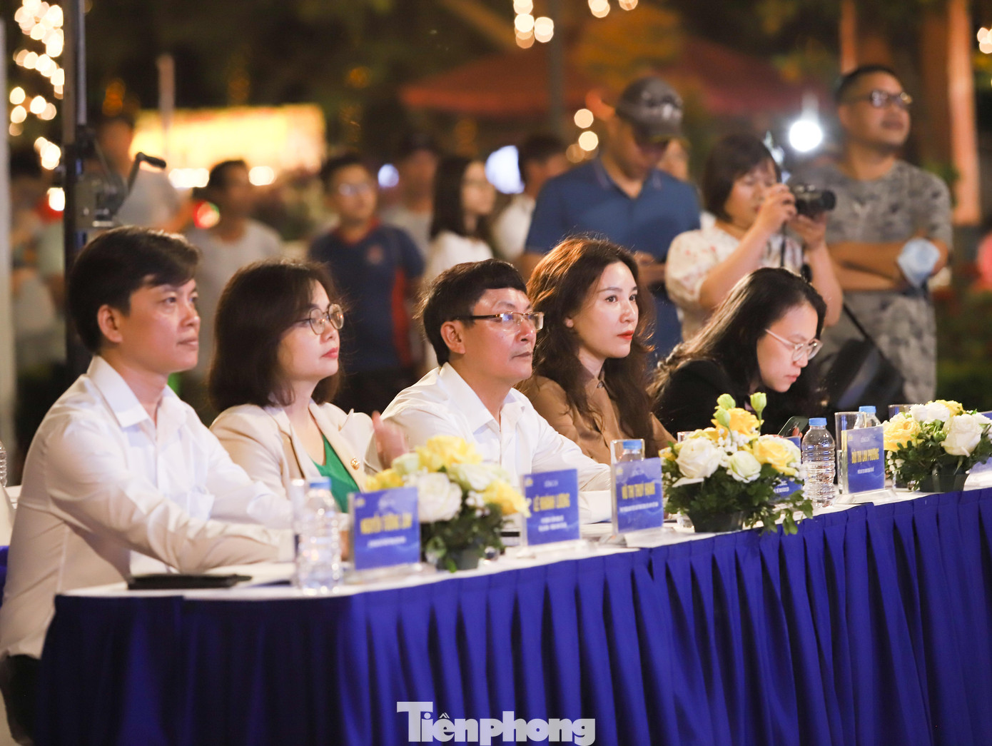 Đại biểu tham dự chương trình.