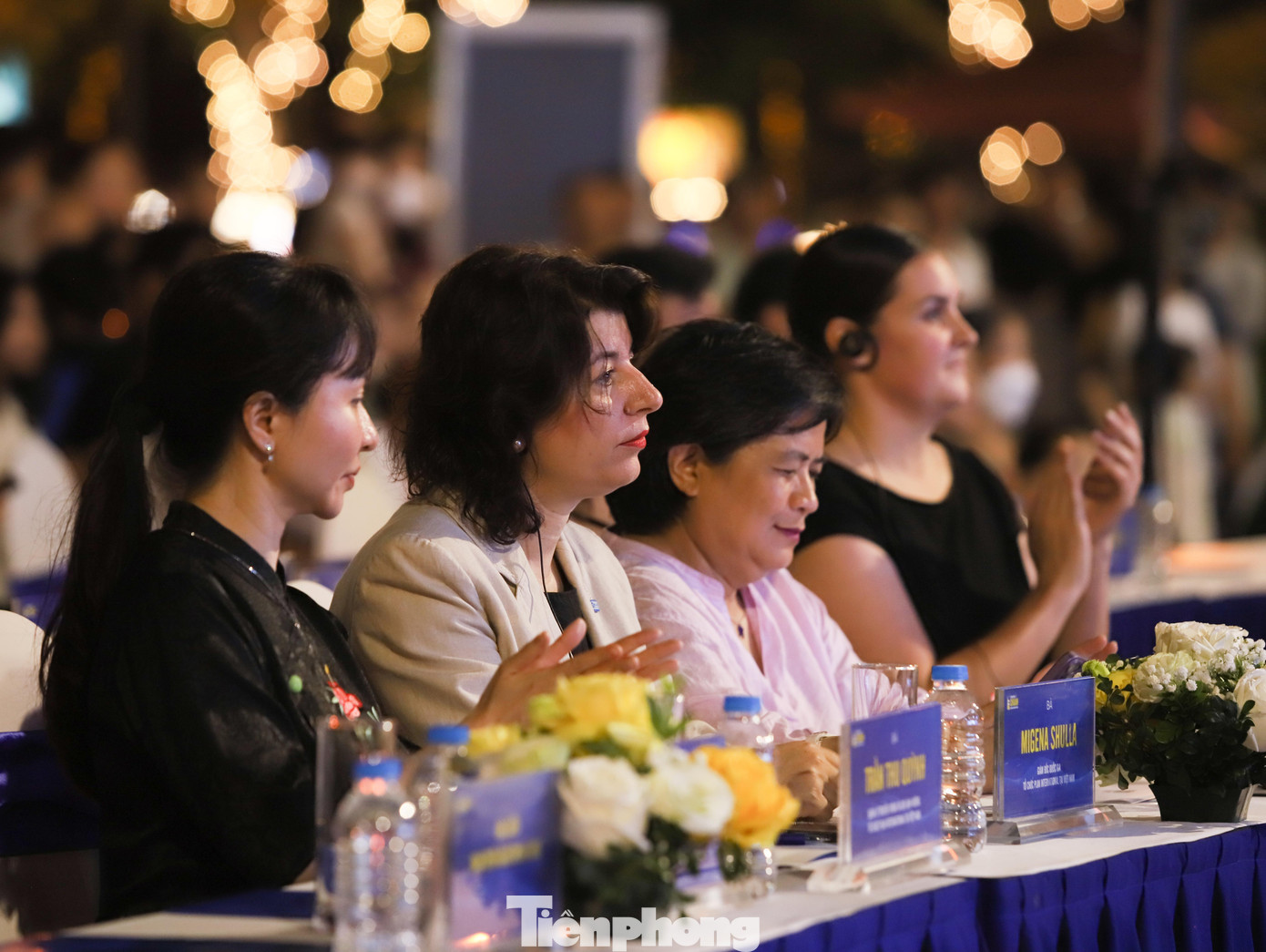 Đại biểu tham dự chương trình.