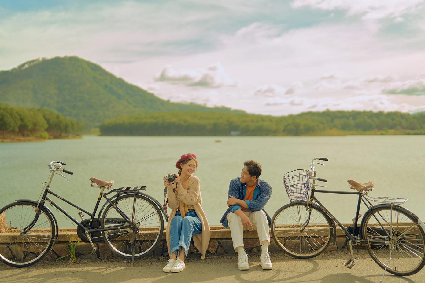 Nhân vật chính của bộ ảnh là bạn Huỳnh Văn Lộc (sinh năm 1995, hiện làm kinh doanh) và Quách Thị Hồng Ánh (sinh năm 2001, hiện làm mẫu ảnh). Cặp đôi trẻ đã chọn đường ray Trần Quý Cáp, đường An Sơn và đập tràn Hồ Tuyền Lâm (Đà Lạt) để ghi lại những khoảnh khắc bình dị. Nhân vật chính của bộ ảnh là bạn Huỳnh Văn Lộc (sinh năm 1995, hiện làm kinh doanh) và Quách Thị Hồng Ánh (sinh năm 2001, hiện làm mẫu ảnh). Cặp đôi trẻ đã chọn đường ray Trần Quý Cáp, đường An Sơn và đập tràn Hồ Tuyền Lâm (Đà Lạt) để ghi lại những khoảnh khắc bình dị.