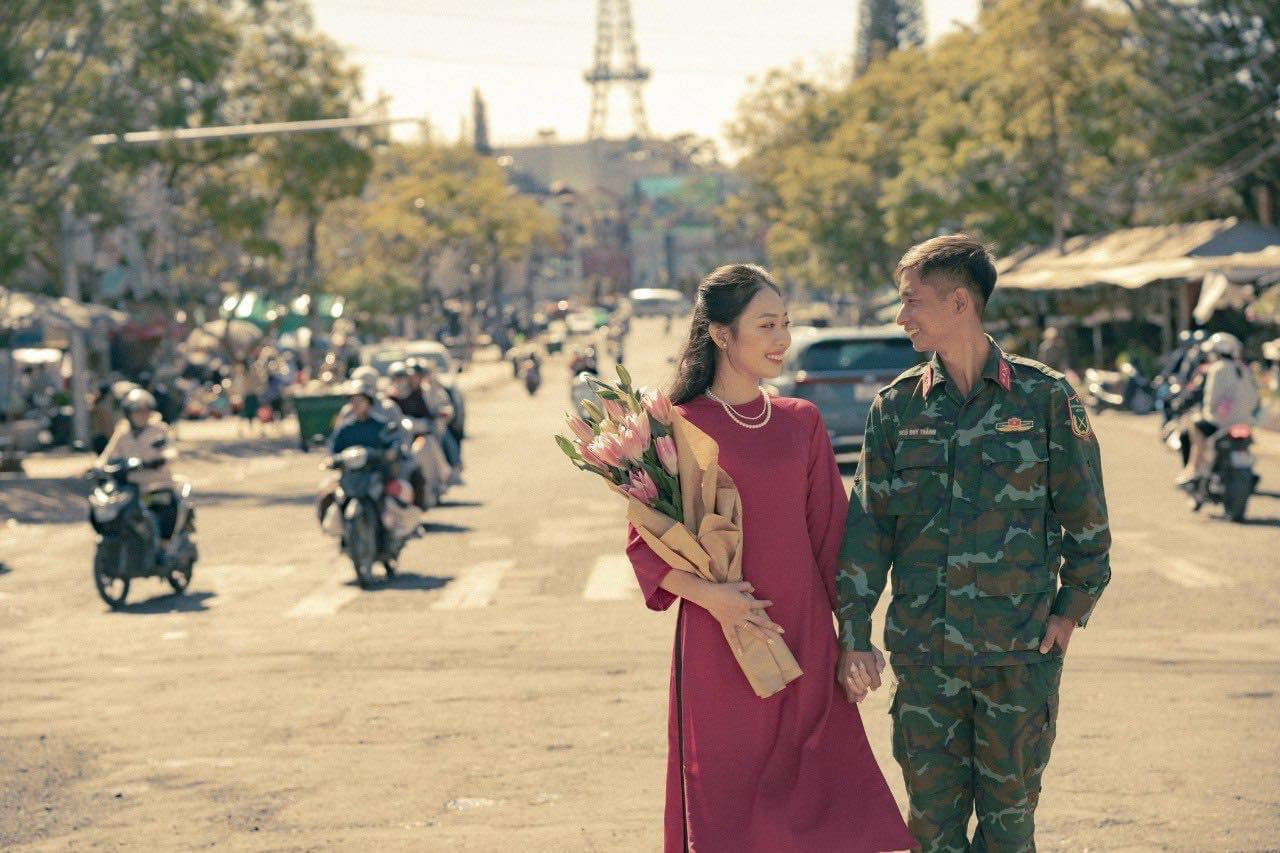 Hồng và Thắng được nhiếp ảnh gia Trầm Kỳ Sang (30 tuổi, làm việc tại Đà Lạt) gợi ý phong cách chụp ảnh mang cảm hứng thập niên xưa tại chợ Đà Lạt. Việc chụp ảnh cũng gặp một số khó khăn như buổi sáng, khu chợ đông đúc nên chưa có không gian, bối cảnh đẹp.