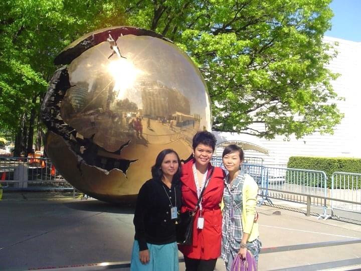 Ngọc Quỳnh (ngoài cùng bên phải) ở New York. Ngọc Quỳnh (ngoài cùng bên phải) ở New York.