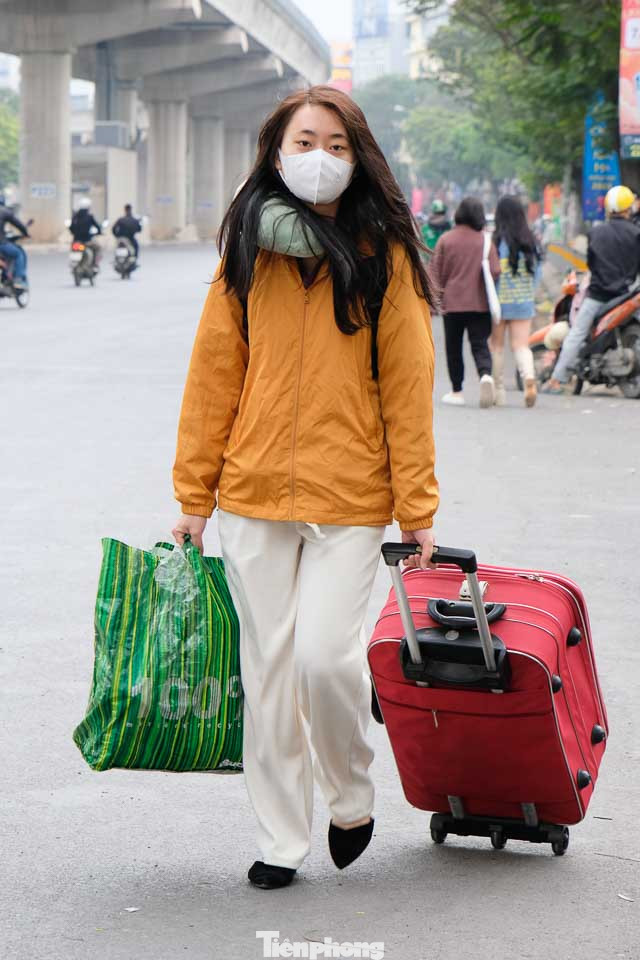 Một trong những lưu ý đối với sinh viên ở xa đó là đặt vé xe, vé tàu thật sớm, trước 4 - 5 ngày bởi thời điểm cận Tết là thời điểm mọi người nô nức nhau cùng về quê đoàn tụ với gia đình. Với những sinh viên có hoàn cảnh khó khăn, nhà trường, đoàn trường có tổ chức chương trình vé xe Tết để hỗ trợ các bạn, đỡ cảnh chen chúc ở các bến xe.