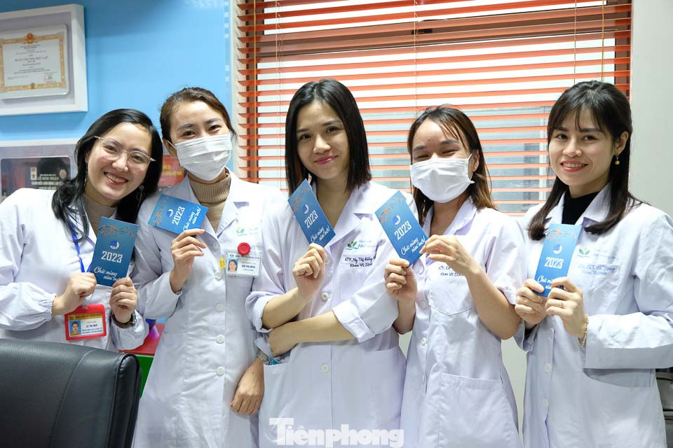 Y bác sĩ của Bệnh viện Nhi Trung ương hào hứng khi được nhận lì xì từ anh Nguyễn Ngọc Lương - Bí thư thường trực T.Ư Đoàn. Ảnh: Châu Linh