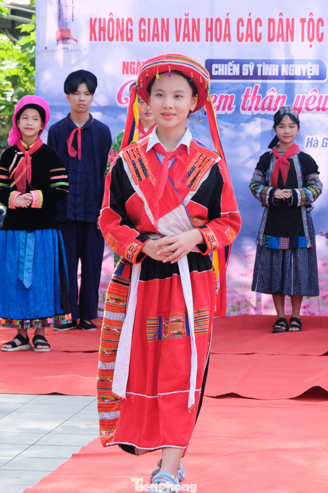 Xuất phát từ quan niệm coi màu đỏ là màu của lửa, của ánh sáng, đại diện cho thần lửa linh thiêng nhất nên người phụ nữ Pà Thẻn chọn sắc đỏ là màu chủ đạo trên trang phục. Cùng với đó là kết hợp xen kẽ những hoa văn trắng, đen, xanh, vàng tạo nên một tổng thể rực rỡ nhưng vẫn hài hòa. Khi kết hợp với những loại trang sức như vòng bạc, cặp ba lá, khăn vấn đầu thì sẽ càng tôn lên vẻ đẹp dịu dàng, nhẹ nhàng và khéo léo của những người phụ nữ.