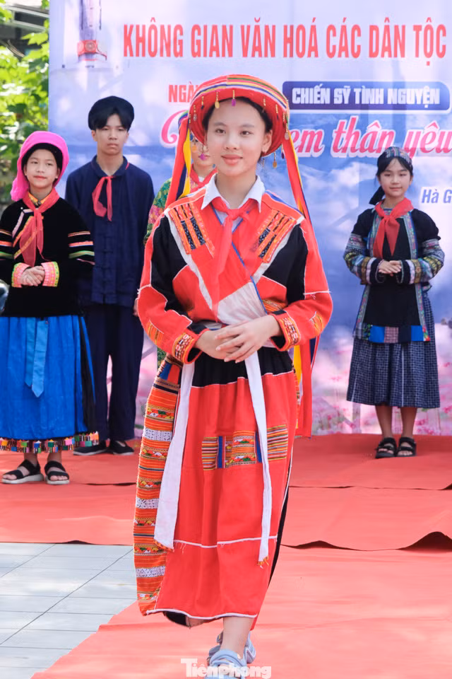 Xuất phát từ quan niệm coi màu đỏ là màu của lửa, của ánh sáng, đại diện cho thần lửa linh thiêng nhất nên người phụ nữ Pà Thẻn chọn sắc đỏ là màu chủ đạo trên trang phục. Cùng với đó là kết hợp xen kẽ những hoa văn trắng, đen, xanh, vàng tạo nên một tổng thể rực rỡ nhưng vẫn hài hòa. Khi kết hợp với những loại trang sức như vòng bạc, cặp ba lá, khăn vấn đầu thì sẽ càng tôn lên vẻ đẹp dịu dàng, nhẹ nhàng và khéo léo của những người phụ nữ.