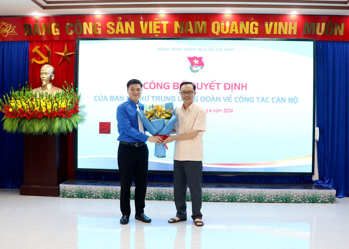 Phó Bí thư Thường trực Tỉnh ủy, Chủ tịch HĐND tỉnh Thào Hồng Sơn tặng hoa chúc mừng tân Bí thư Tỉnh Đoàn Hà Giang. Phó Bí thư Thường trực Tỉnh ủy, Chủ tịch HĐND tỉnh Thào Hồng Sơn tặng hoa chúc mừng tân Bí thư Tỉnh Đoàn Hà Giang.