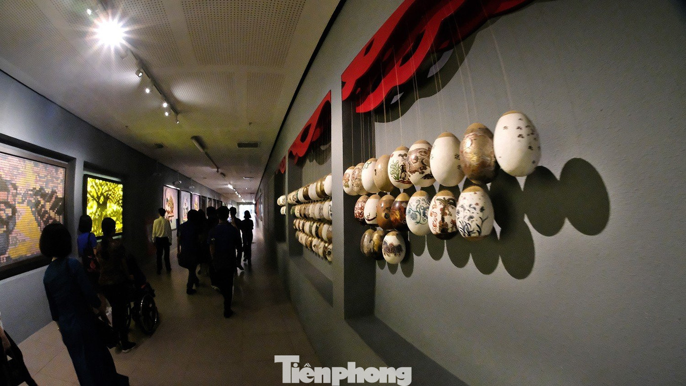 Khu trưng bày khảo cổ dưới lòng đất của Tòa nhà Quốc hội hiện lưu giữ, trưng bày 400 di vật và gần 10 di tích khảo cổ; được xem là bảo tàng khảo cổ học đầu tiên của Việt Nam. Khu trưng bày khảo cổ dưới lòng đất của Tòa nhà Quốc hội hiện lưu giữ, trưng bày 400 di vật và gần 10 di tích khảo cổ; được xem là bảo tàng khảo cổ học đầu tiên của Việt Nam.