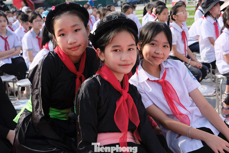 Các em thiếu nhi sôi nổi tham gia Ngày cao điểm chiến sĩ tình nguyện "Vì đàn em thân yêu". Các em thiếu nhi sôi nổi tham gia Ngày cao điểm chiến sĩ tình nguyện "Vì đàn em thân yêu".