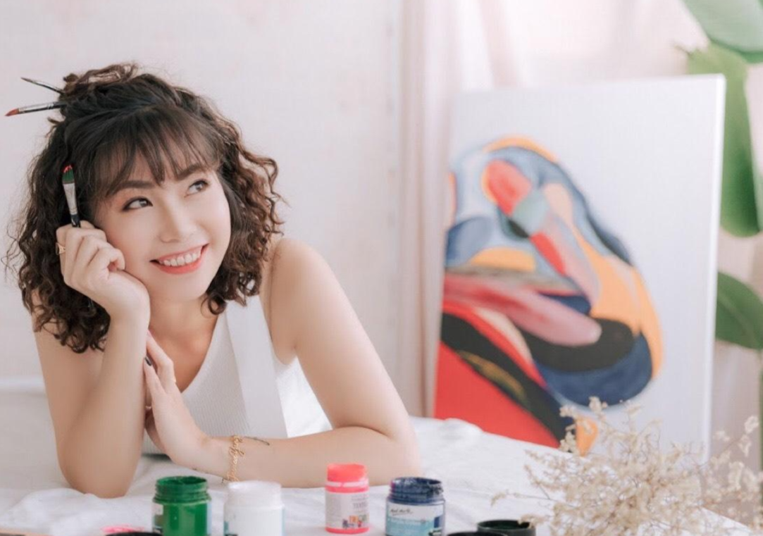 Khi mới bắt đầu vẽ qua kính hiển vi, chị Dương thường hay bị mỏi mắt, mỏi người vì chưa điều chỉnh được tư thế ngồi. Hơn nữa, vẽ trên kim loại không có độ thấm nên hay bị loang màu. Và hoạ cụ để vẽ tiểu họa trên đồng hồ cũng không dễ mua, đôi khi mua sẵn không đáp ứng được yêu cầu vẽ nhỏ nên khi mua về vẫn phải chế thêm.