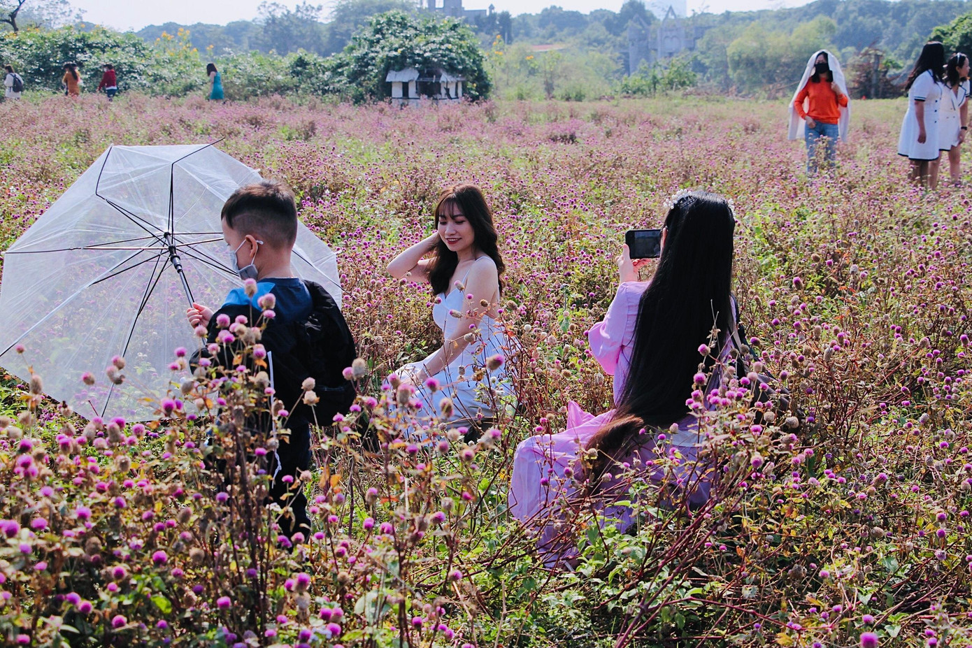 Bạn Ngọc Anh (26 tuổi, Hà Nội) hào hứng chia sẻ: &quot;Mình đã dậy từ sớm, đánh son nhẹ, mặc chiếc váy trắng để đến đây chụp ảnh. Vườn hoa đẹp nên chụp góc nào mình cũng thấy đẹp và thơ mộng&quot;.