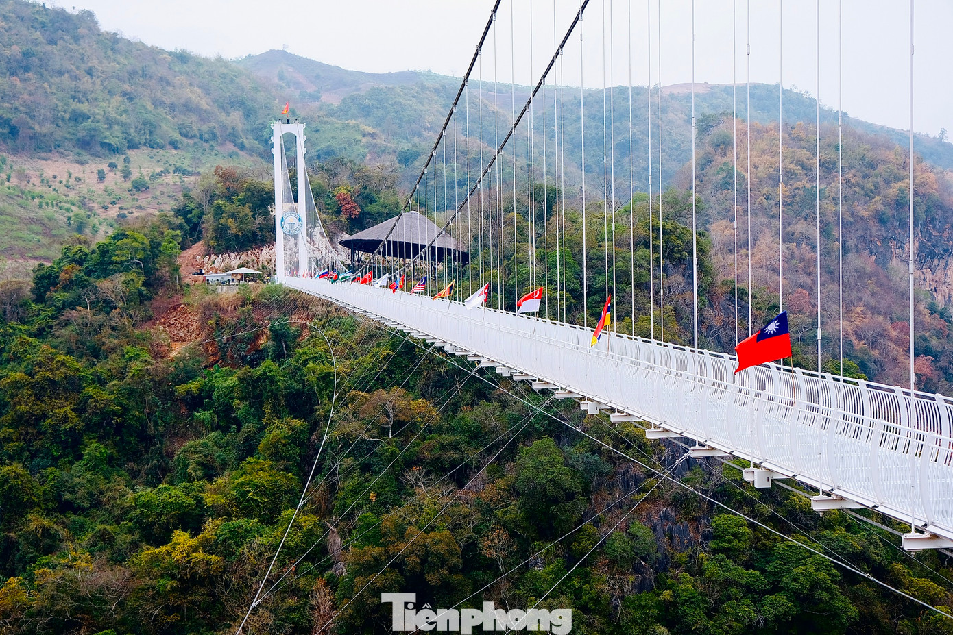Cầu kính Bạch Long là một công trình của Việt Nam được tổ chức Kỷ lục thế giới GUINNESS (GWR) trao Chứng nhận kỷ lục đường đi vách núi dài nhất thế giới (632m). Không chỉ trải nghiệm cảm giác mạo hiểm, du khách còn được chiêm ngưỡng tầm nhìn toàn cảnh ấn tượng của khu rừng nhiệt đới trên núi xanh tươi. Ảnh: Châu Linh