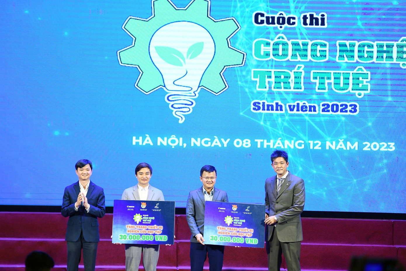 Ban tổ chức tặng trang thiết bị nghiên cứu học tập cho 2 trường đại học (ảnh bên trái) và trao giải thưởng cho đội giành giải Nhì cuộc thi. Ban tổ chức tặng trang thiết bị nghiên cứu học tập cho 2 trường đại học (ảnh bên trái) và trao giải thưởng cho đội giành giải Nhì cuộc thi.