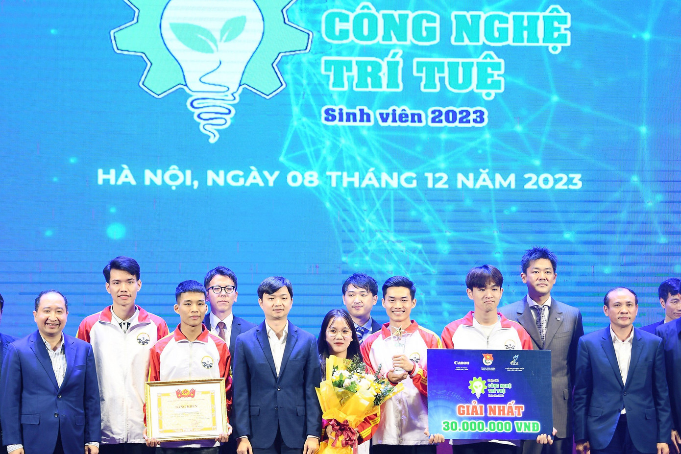 Nhóm sinh viên MEET 2 - TNUT, Trường Đại học Kỹ thuật Công nghiệp, Đại học Thái Nguyên giành giải Nhất cuộc thi. Nhóm sinh viên MEET 2 - TNUT, Trường Đại học Kỹ thuật Công nghiệp, Đại học Thái Nguyên giành giải Nhất cuộc thi.