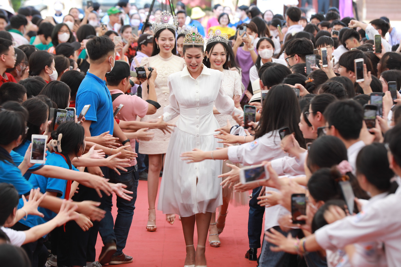 Các hoa hậu, người đẹp thu hút sự chú ý của các bạn học sinh tại Diễn đàn "Điều em muốn nói" lần II. Các hoa hậu, người đẹp thu hút sự chú ý của các bạn học sinh tại Diễn đàn "Điều em muốn nói" lần II.