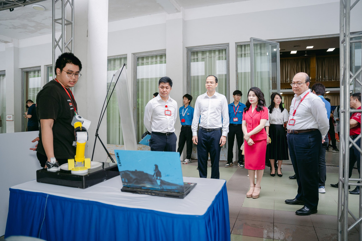 Sinh viên trực tiếp giới thiệu sản phẩm khởi nghiệp trong khuôn khổ cuộc thi.