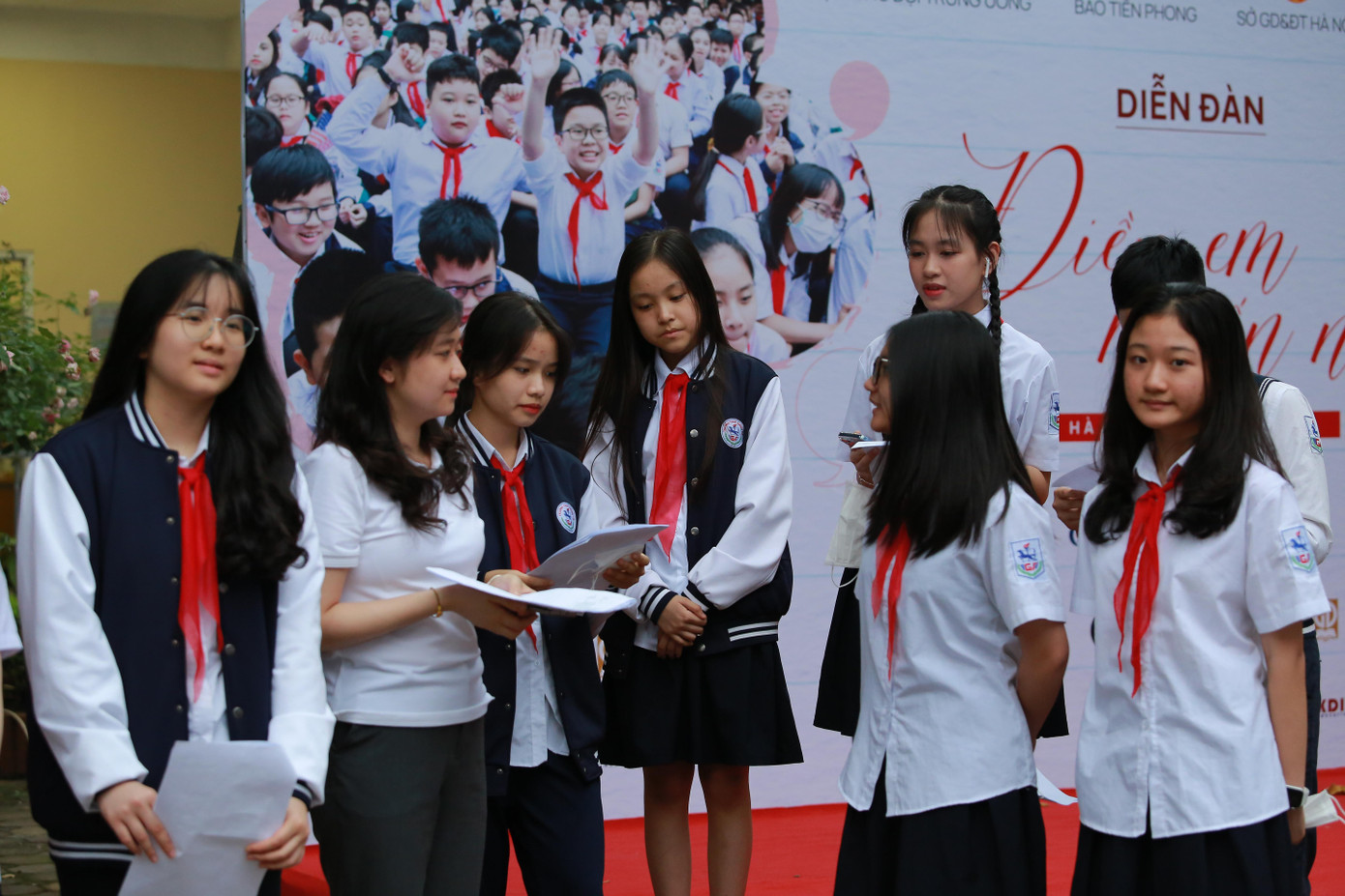 Các em học sinh đang háo hức chuẩn bị tổng duyệt các tiết mục văn nghệ. Các em học sinh đang háo hức chuẩn bị tổng duyệt các tiết mục văn nghệ.