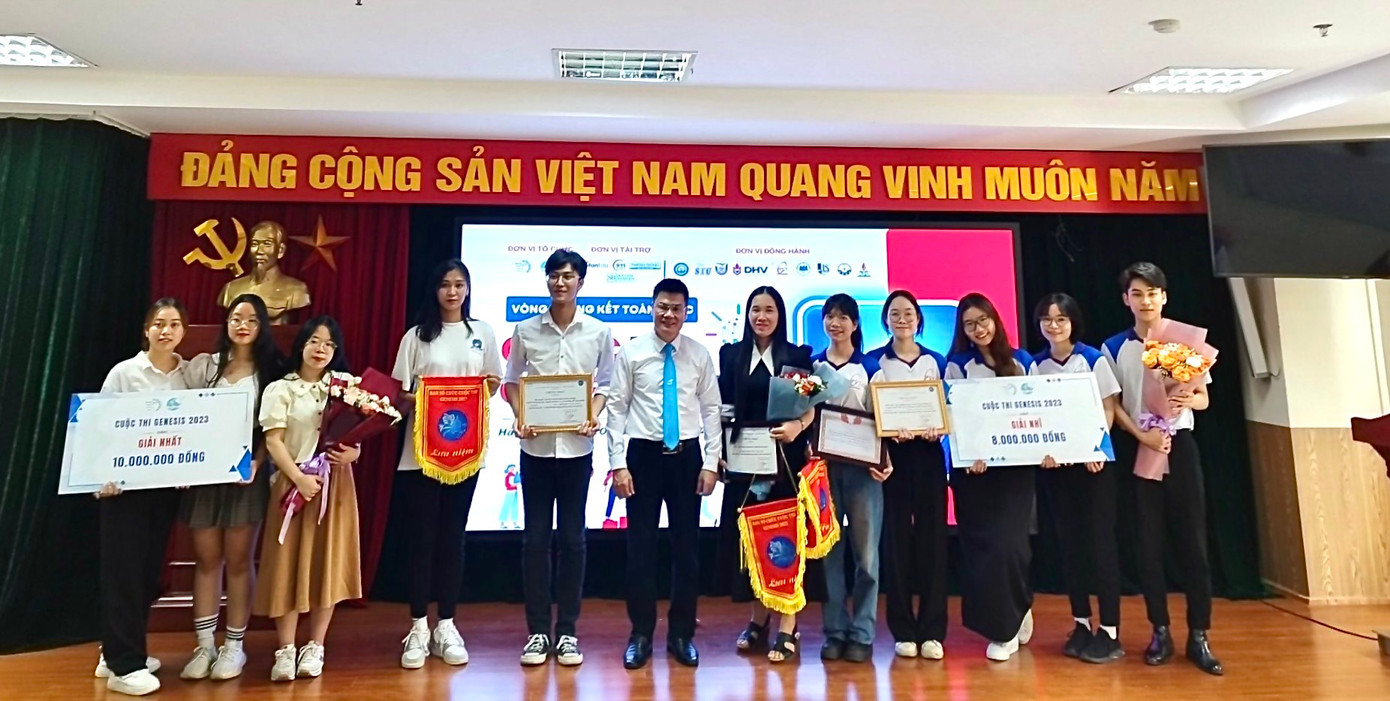 Nhóm tác giả (ngoài cùng bên trái) tại Chung kết cuộc thi. Nhóm tác giả (ngoài cùng bên trái) tại Chung kết cuộc thi.