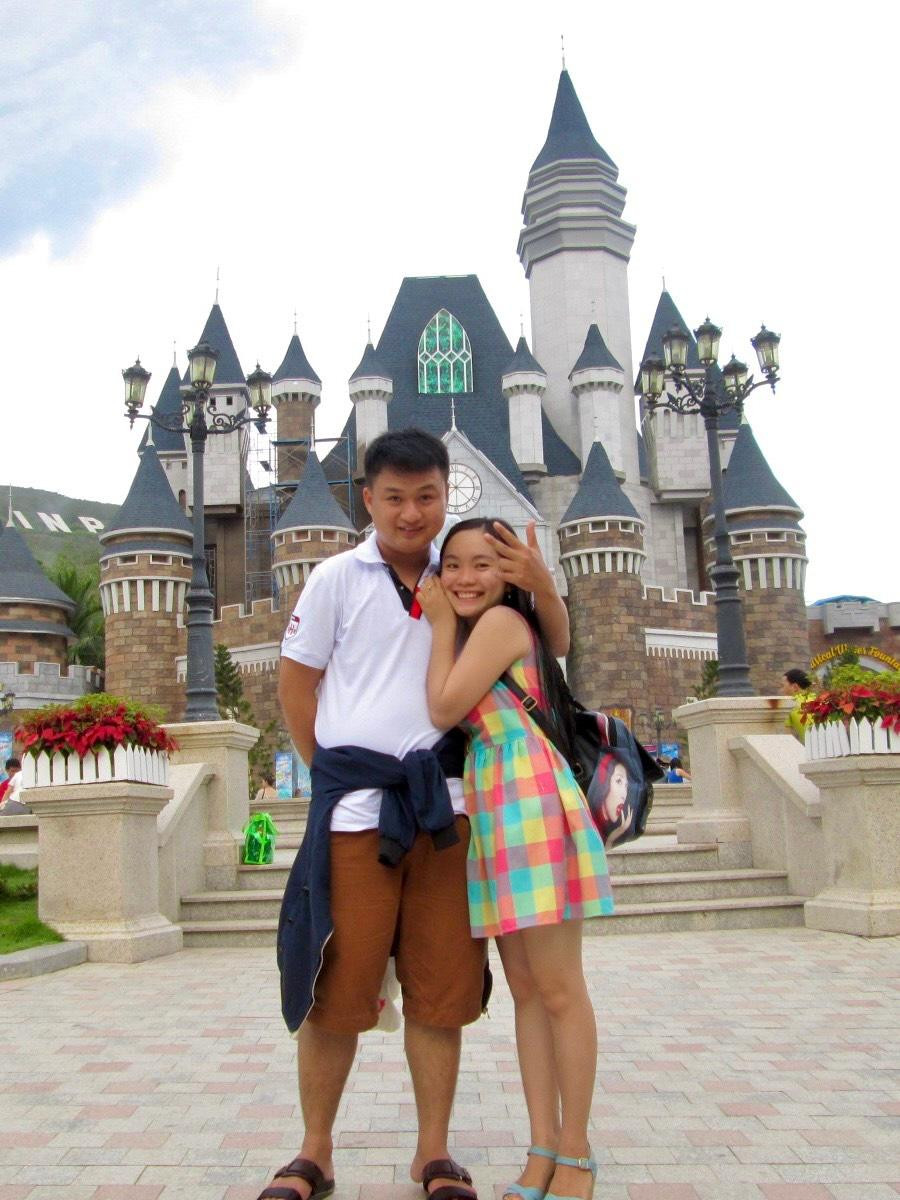 Xa hơi, sâu sắc hơn vào năm 2015, mình bước vào giai đoạn chuẩn bị tốt nghiệp, cảm giác về những lo toan cuộc sống sắp đến gần, mình bắt đầu đặt kỳ vọng về tương lai nhiều hơn. Có những mệt mỏi, nước mắt nhưng cả hai vẫn luôn kiên nhẫn, không bao giờ để vuột ra lời nói chia xa. Tình yêu giống như con sóng, sau những đợt chìm sâu tận đáy nó sẽ trồi lên lại, mạnh mẽ hơn, sâu sắc hơn. Trong năm đó, chúng mình có chuyến đi đến Nha Trang - lần đầu đi cáp treo.