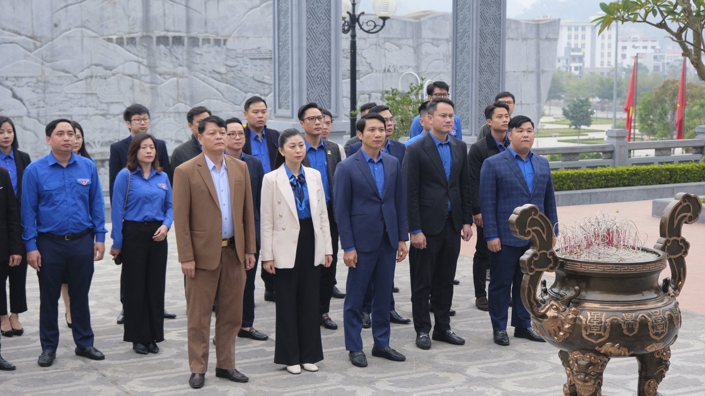 Đoàn công tác T.Ư Đoàn do anh Nguyễn Ngọc Lương - Bí thư thường trực T.Ư Đoàn, Chủ tịch T.Ư Hội LHTN Việt Nam dẫn đầu dâng hương tại Tượng đài Bác Hồ. Ảnh: Châu Linh