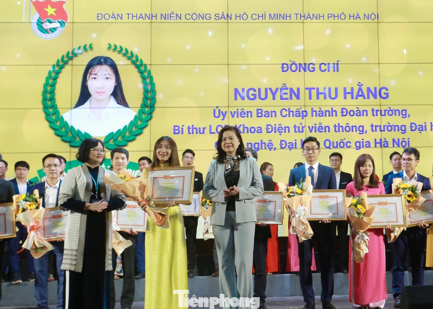 Tặng bằng khen cho 36 “Nhà giáo trẻ Thủ đô tiêu biểu”. Tặng bằng khen cho 36 “Nhà giáo trẻ Thủ đô tiêu biểu”.