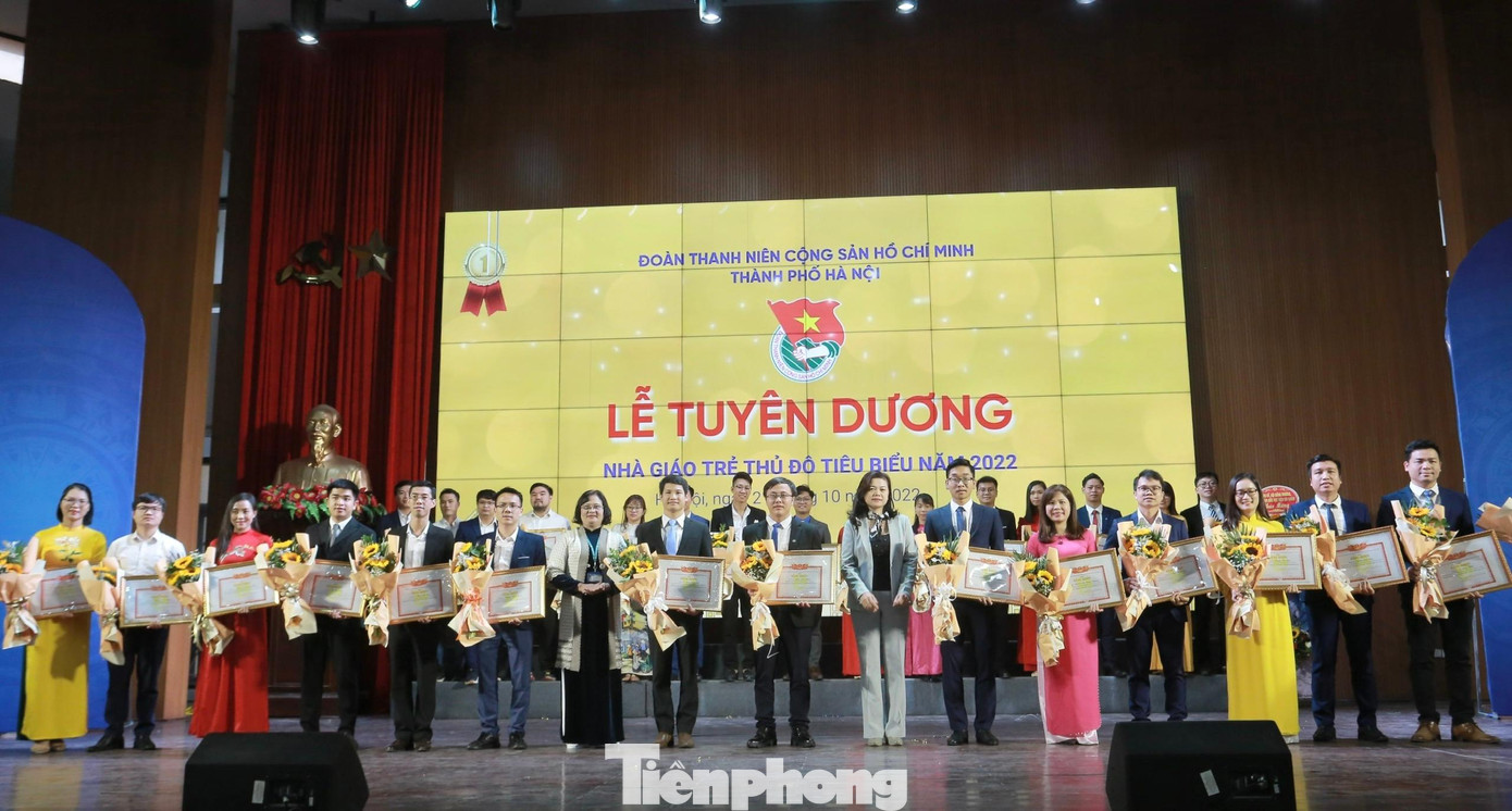 32 trong 36 nhà giáo trẻ có mặt tại lễ tuyên dương &quot;Nhà giáo trẻ Thủ đô tiêu biểu&quot; năm 2022.