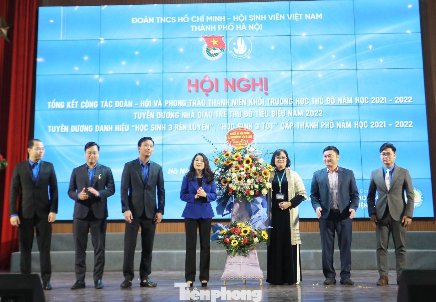 Lãnh đạo Học viện Tài chính tặng hoa, chúc mừng hội nghị. Lãnh đạo Học viện Tài chính tặng hoa, chúc mừng hội nghị.