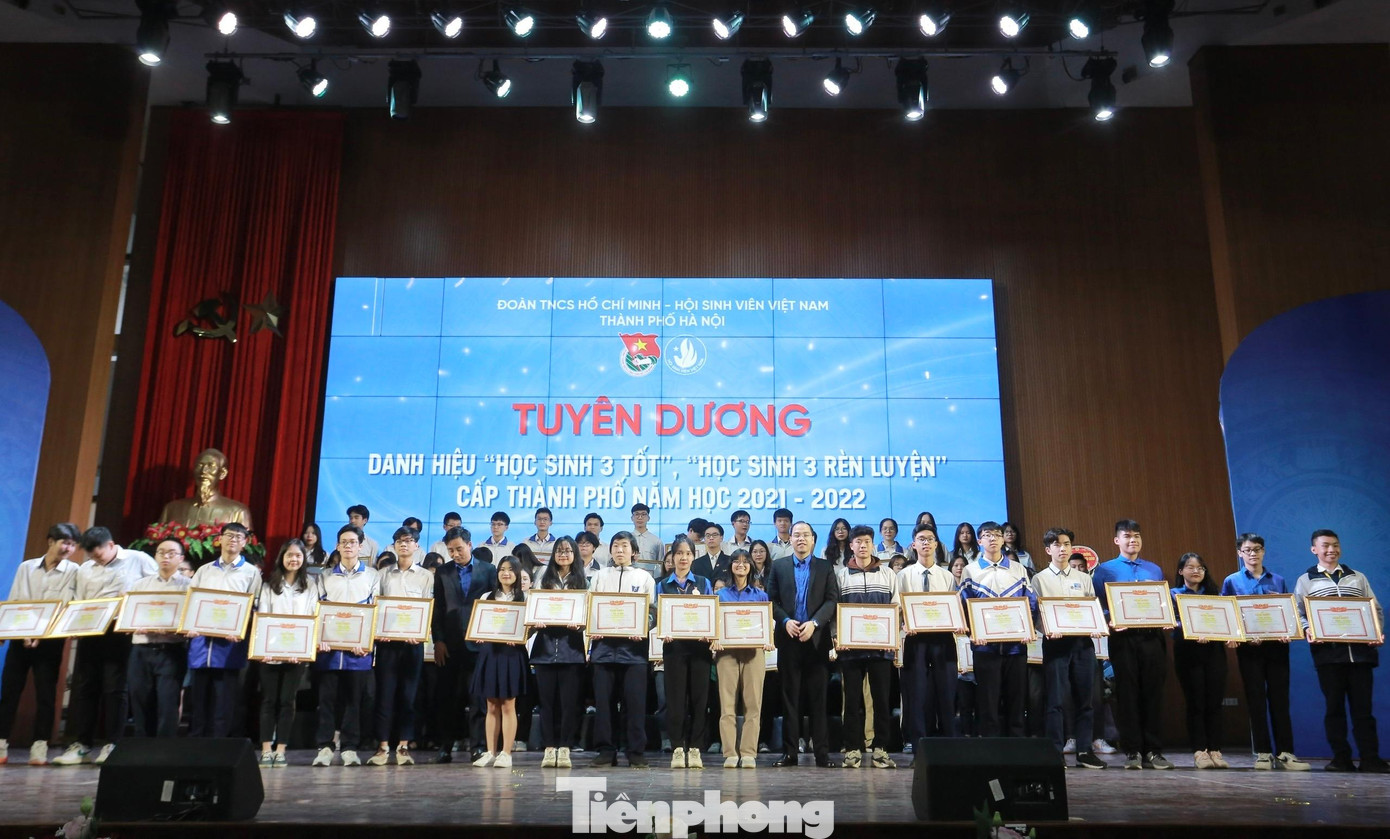 Tuyên dương danh hiệu "Học sinh 3 tốt", "Học sinh 3 rèn luyện" cấp Thành phố năm học 2021-2022. Tuyên dương danh hiệu "Học sinh 3 tốt", "Học sinh 3 rèn luyện" cấp Thành phố năm học 2021-2022.