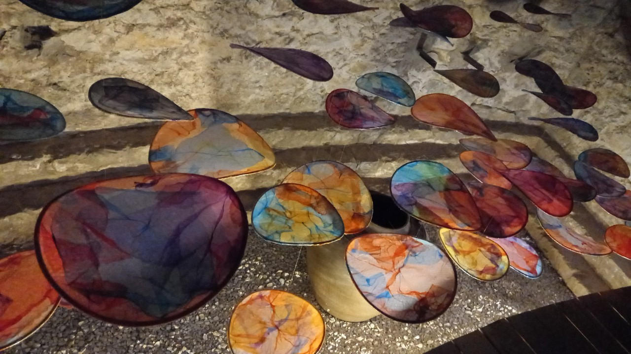 Nghệ thuật mới được chứa đựng bên trong tháp nước cổ thu hút nhiều sự quan tâm của các du khách, đặc biệt là những bạn trẻ đam mê check-in.