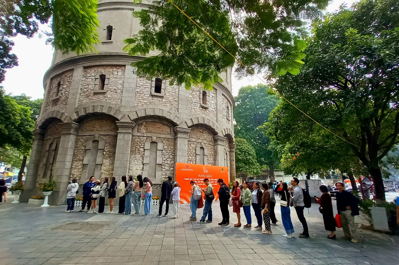 Nghệ thuật mới được chứa đựng bên trong tháp nước cổ thu hút nhiều sự quan tâm của các du khách, đặc biệt là những bạn trẻ đam mê check-in.