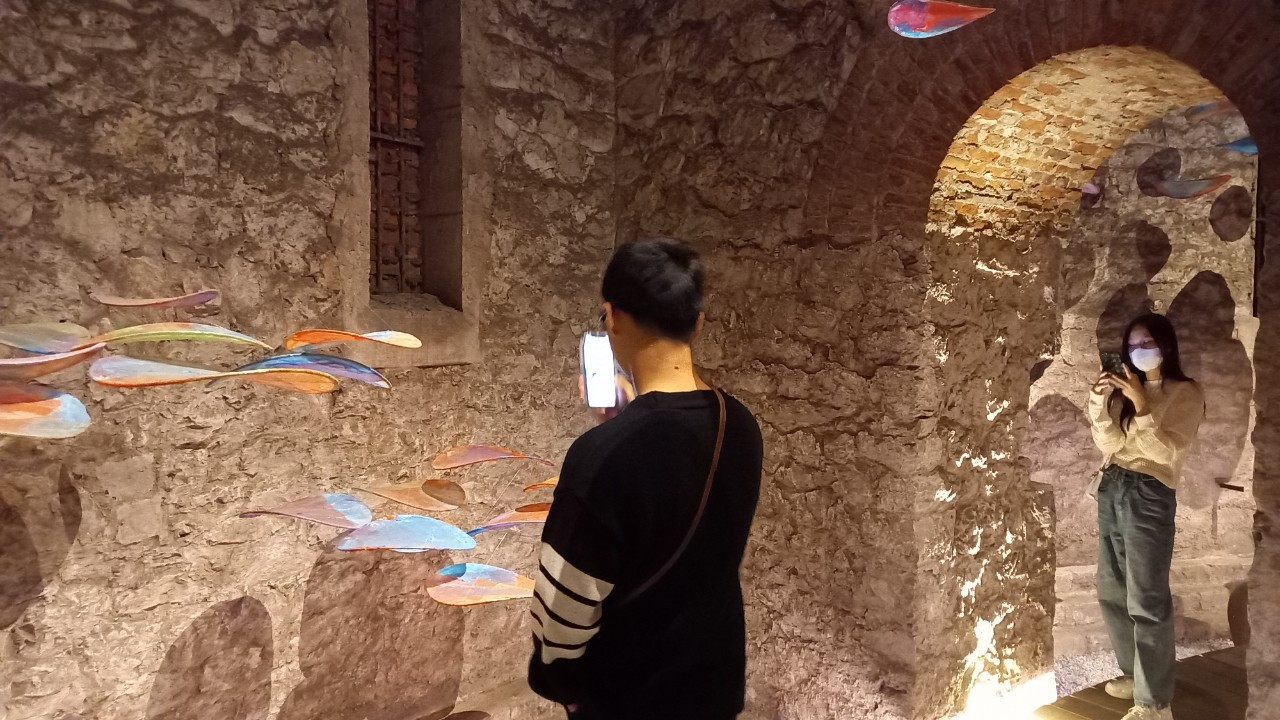 Bạn trẻ háo hức check-in không gian triển lãm.