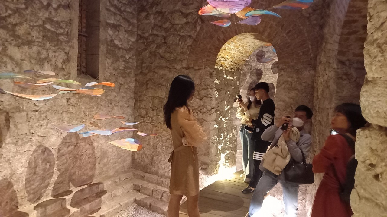 Bạn trẻ háo hức check-in không gian triển lãm.