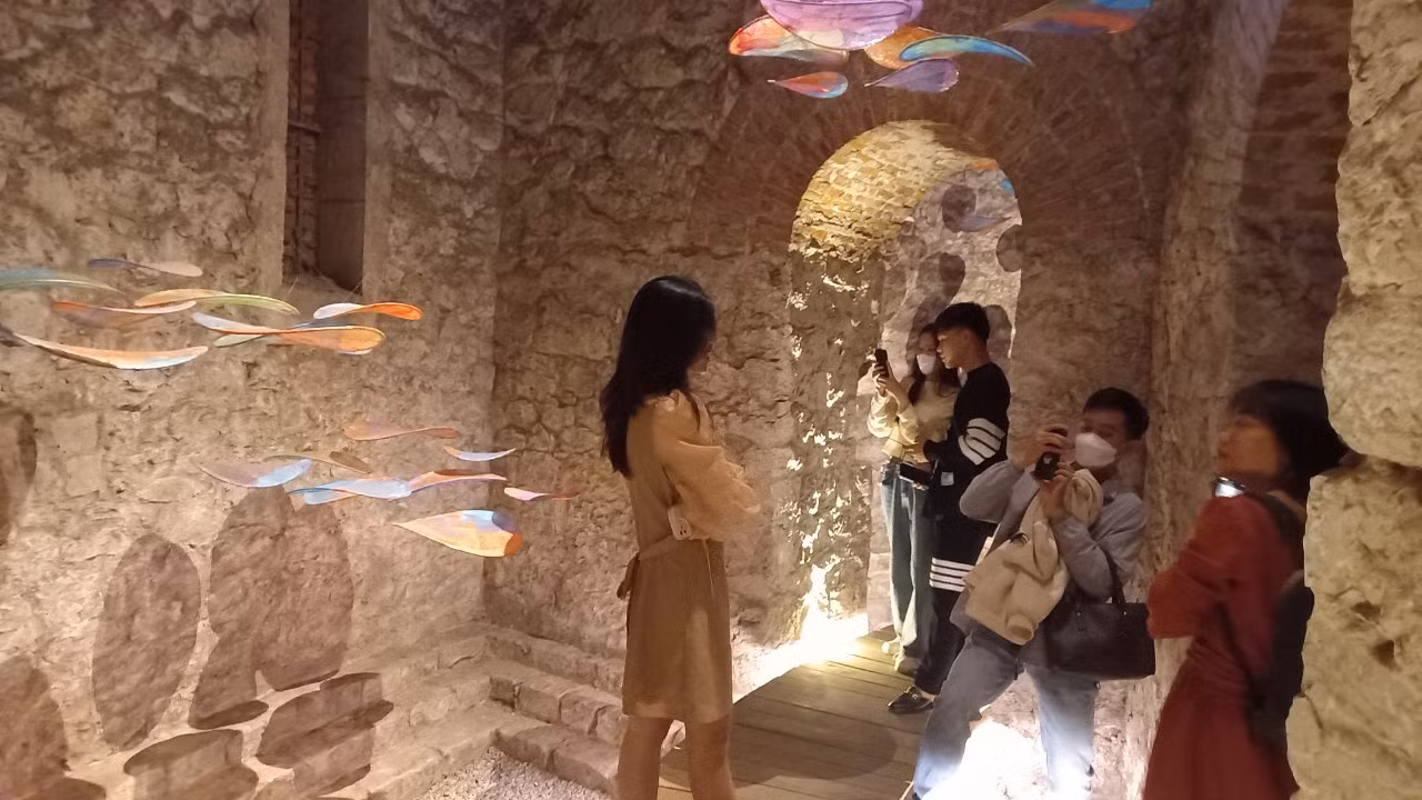 Bạn trẻ háo hức check-in không gian triển lãm. Bạn trẻ háo hức check-in không gian triển lãm.